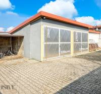 PRAKTICKÉ SKLADOVÉ PRIESTORY  | DOPRAVNÁ | TOPOĽČANY - Zastrešená plocha s oceľovými podperami, garáž a otvorený priestor na ulici Dopravná.