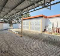 PRAKTICKÉ SKLADOVÉ PRIESTORY  | DOPRAVNÁ | TOPOĽČANY - Krytý priestor na ulici, slúži na uskladnenie materiálu pri halách a skladoch.