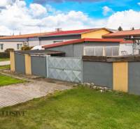 PRAKTICKÉ SKLADOVÉ PRIESTORY  | DOPRAVNÁ | TOPOĽČANY - Priemyselný areál s bránou, budovy na ulici Dopravná, vhodný pre sklady a haly.