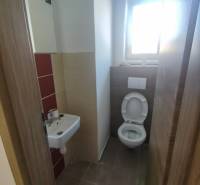 PREDAJ – 4-izbový rodinný dom v radovej zástavbe s garážou - Kúpeľňa v rodinnom dome s umývadlom a toaletou, dlažba na podlahe.