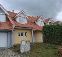 PREDAJ – 4-izbový rodinný dom v radovej zástavbe s garážou - Rodinný dom v Ľubeli s červenou strechou, garážou a udržiavanou záhradou.