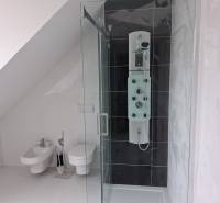 PREDAJ – 4-izbový rodinný dom v radovej zástavbe s garážou - Kúpeľňa v rodinnom dome s toaletou, bidetom a sprchovým kútom pod zošikmenou stenou.