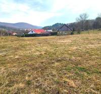 Na predaj POZEMOK na výstavbu rodinného domu - 3346 m², Kečkovce - Pozemky - bývanie v Kečkovciach, trávnaté pole s vidieckymi domami a kopcovitou krajinou.