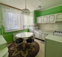REZERVOVANÉ - Predaj, trojizbový byt Bojnice, Lúčky ... - Kuchyňa v 3-izbovom byte s okrúhlym jedálenským stolom, bielymi skriňami a zelenými stenami.