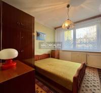 REZERVOVANÉ - Predaj, trojizbový byt Bojnice, Lúčky ... - Spálňa v 3-izbovom byte s veľkým oknom a šatníkovou skriňou.