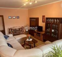 REZERVOVANÉ - Predaj, trojizbový byt Bojnice, Lúčky ... - Obývacia izba v 3-izbovom byte s veľkou sedačkou a stenovou obývačkou.