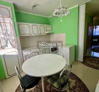 REZERVOVANÉ - Predaj, trojizbový byt Bojnice, Lúčky ... - Kuchyňa so zelenými stenami a nábytkom v 3-izbovom byte, kruhový stôl so stoličkami.