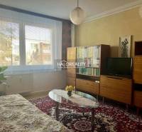 REZERVOVANÉ - Predaj, trojizbový byt Bojnice, Lúčky ... - Obývačka v 3-izbovom byte s kobercom, pohovkou a nábytkom s dreveným dekorom.