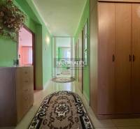 REZERVOVANÉ - Predaj, trojizbový byt Bojnice, Lúčky ... - Interiér 3-izbového bytu s chodbou, zelenými stenami a kobercom na podlahe.