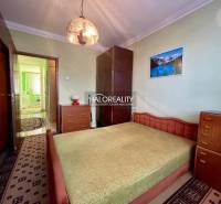 REZERVOVANÉ - Predaj, trojizbový byt Bojnice, Lúčky ... - Spálňa v 3-izbovom byte s manželskou posteľou, skriňami a kobercom.