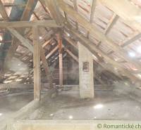 Pôvodný domček v obci Nová Vieska - Podkrovie v rodinnom dome v Novej Vieske s drevenými nosníkmi a šikmou strechou.