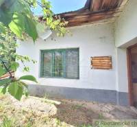 Pôvodný domček v obci Nová Vieska - Rodinný dom v Novej Vieske s tradičnou fasádou a výhľadom na záhradu.