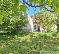 Pôvodný domček v obci Nová Vieska - Rodinný dom v Novej Vieske s okolitou zeleňou a pokojným prostredím.