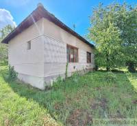 Pôvodný domček v obci Nová Vieska - Rodinný dom v Novej Vieske obklopený zeleňou a veľkým stromom.