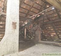 Pôvodný domček v obci Nová Vieska - Podkrovie rodinného domu v Nových Zámkoch s drevenými trámami a šikmou strechou.