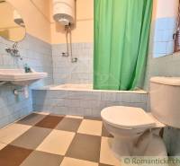 Pôvodný domček v obci Nová Vieska - Kúpeľňa v rodinnom dome s vaňou, umývadlom, toaletou a dlažbou v šachovnici.