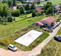 Základová doska na  575 m2 pozemku - Čeľadice  - Letecký pohľad na pozemky v Čeľadiciach vhodné na bývanie, obklopené zeleňou a domami.