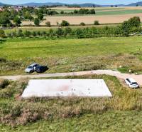 Základová doska na  575 m2 pozemku - Čeľadice  - Pozemky - bývanie v Čeľadiciach, s výhľadom na okolitú krajinu a rodinné domy.