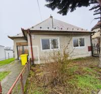 Predaj rodinného domu, Seredská, Seredská, Hlohovec - Rodinný dom na Seredskej ulici v Hlohovci, záhrada, živý plot, strom, žltý kontajner.