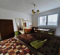 Predaj rodinného domu, Seredská, Seredská, Hlohovec - Jedáleň v rodinnom dome s kobercami a stropným svietidlom, podlaha s dreveným dekorom.