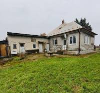 Predaj rodinného domu, Seredská, Seredská, Hlohovec - Rodinný dom na Seredskej ulici v Hlohovci so staršou strechou, záhradou a omietkou.