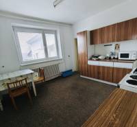 Predaj rodinného domu, Seredská, Seredská, Hlohovec - Kuchyňa v rodinnom dome s nábytkom v drevenom dekore a pokojnou atmosférou.