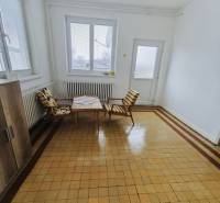 Predaj rodinného domu, Seredská, Seredská, Hlohovec - Priestranná miestnosť s oknami, kreslami a dlažbou v rodinnom dome.