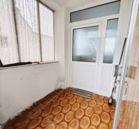 Predaj rodinného domu, Seredská, Seredská, Hlohovec - Interiér rodinného domu s podlahou s dreveným dekorom a presklenými dverami.