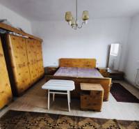 Predaj rodinného domu, Seredská, Seredská, Hlohovec - Spálňa v rodinnom dome s nábytkami, podlaha s dreveným dekorom, koberec, lampa.