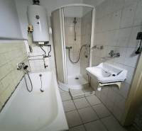 Predaj rodinného domu, Seredská, Seredská, Hlohovec - Kúpeľňa v rodinnom dome obsahuje vaňu, sprchový kút, umývadlo a bojler.