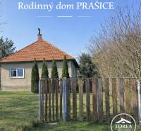 Rodinný dom s pozemkom 1978 m2  v  lokalite – Prašice. - Rodinný dom v Prašiciach obklopený upravenou záhradou a plotom v prírodnom prostredí.