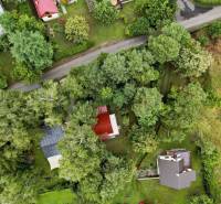 NA PREDAJ CHATA V REKREAČNEJ OBLASTI RUDAVA, OBEC MALÉ LEVÁRE - Letecký pohľad na chaty v Malých Levároch obklopené zeleňou a stromami.