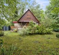 NA PREDAJ CHATA V REKREAČNEJ OBLASTI RUDAVA, OBEC MALÉ LEVÁRE - Chata v Malých Levároch s dreveným obkladom, obklopená bujnou zeleňou a trávnikom.