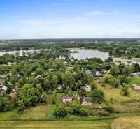 NA PREDAJ CHATA V REKREAČNEJ OBLASTI RUDAVA, OBEC MALÉ LEVÁRE - Chaty v Malých Levároch obklopené zeleňou a priľahlými jazerami, ideálne na oddych.