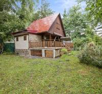 NA PREDAJ CHATA V REKREAČNEJ OBLASTI RUDAVA, OBEC MALÉ LEVÁRE - Chata v Malých Levároch s kamennými múrmi, dreveným podkrovím a zeleňou okolo.