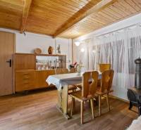 NA PREDAJ CHATA V REKREAČNEJ OBLASTI RUDAVA, OBEC MALÉ LEVÁRE - Interiér chaty s drevenými stropmi, podlahou s dreveným dekorom a starožitným nábytkom.