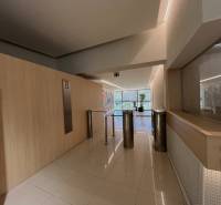 PRENÁJOM exkluzívnych priestorov 318 m2 TECHNOPOL, Kutlíkova ul. - V interiéri obchodných priestorov sú turnikety a podlahy s dreveným dekorom.