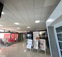 PRENÁJOM exkluzívnych priestorov 318 m2 TECHNOPOL, Kutlíkova ul. - Interiér obchodných priestorov s kanceláriami a informačnými tabuľami.