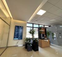 PRENÁJOM exkluzívnych priestorov 318 m2 TECHNOPOL, Kutlíkova ul. - Interiér obchodných priestorov s kávovým kútikom a informačnou tabuľou.