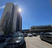 PRENÁJOM exkluzívnych priestorov 318 m2 TECHNOPOL, Kutlíkova ul. - Parkovanie pred obchodnými priestormi na Kutlíkovej ulici v Bratislave - Lúky.