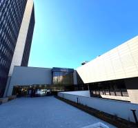 PRENÁJOM exkluzívnych priestorov 318 m2 TECHNOPOL, Kutlíkova ul. - Obchodné priestory na Kutlíkovej ulici v Bratislave - Lúky so sklenými fasádami.