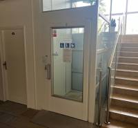 Prenájom ordinácie v zdravotnom stredisku Saratovská 24, Bratislava. - Bezbariérový výťah vedľa schodiska v obchodných priestoroch.