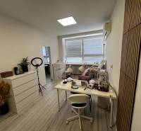 Prenájom ordinácie v zdravotnom stredisku Saratovská 24, Bratislava. - Zariadenie obchodných priestorov, pracovný stôl, podlaha s dreveným dekorom, nástroje.