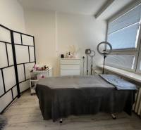 Prenájom ordinácie v zdravotnom stredisku Saratovská 24, Bratislava. - Kozmetická miestnosť s ošetrovacím stolom a podlahou s dreveným dekorom v obchodných priestoroch.