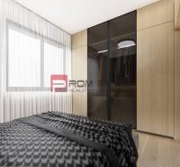 Predaj 3-izbový byt od 184 999 € v projekte Rezidencia Potôčik - Spálňa s veľkou skriňou, posteľou a podlahou s dreveným dekorom v 2-izbovom byte.