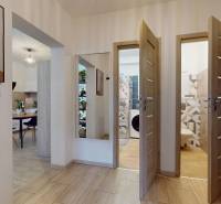 RADO I 2-izbový byt 49m² s terasou 71m² I Soblahov - Chodba s dverami do kuchyne, kúpeľne a dreveným dekorom, 2-izbový byt.