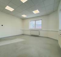 Investičná príležitosť: Polyfunkčná budova 1 000m², Košice-Staré mesto - Biela miestnosť s plastovými oknami a bielym stropom v budove.