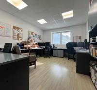 Investičná príležitosť: Polyfunkčná budova 1 000m², Košice-Staré mesto - Kancelária v budove s pracovnými stolmi, stoličkami a množstvom úložných priestorov.