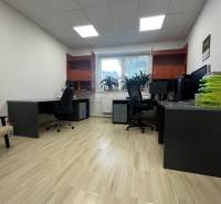 Investičná príležitosť: Polyfunkčná budova 1 000m², Košice-Staré mesto - Kancelária v budove s drevenou podlahou, stolmi a stoličkami.