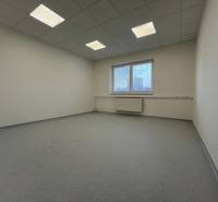 Investičná príležitosť: Polyfunkčná budova 1 000m², Košice-Staré mesto - Prázdna miestnosť so sivou podlahou a oknom v budove.